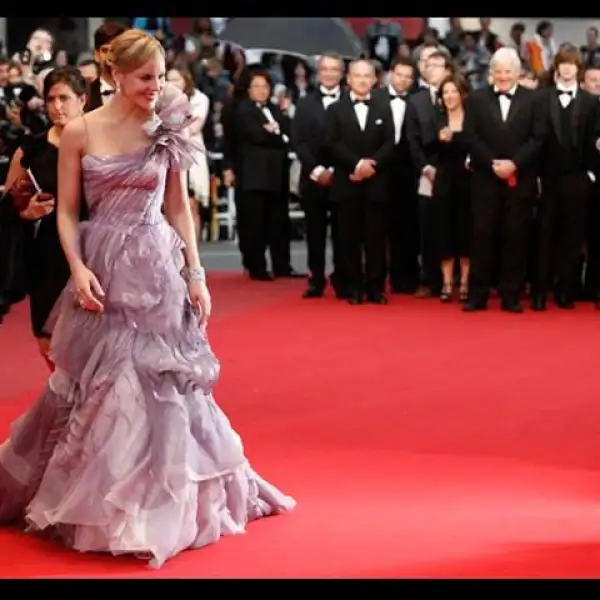Elegancia y un hermoso vestido fueron los acompañantes de la actriz australiana Abbie Cornish en su llegada a Cannes.