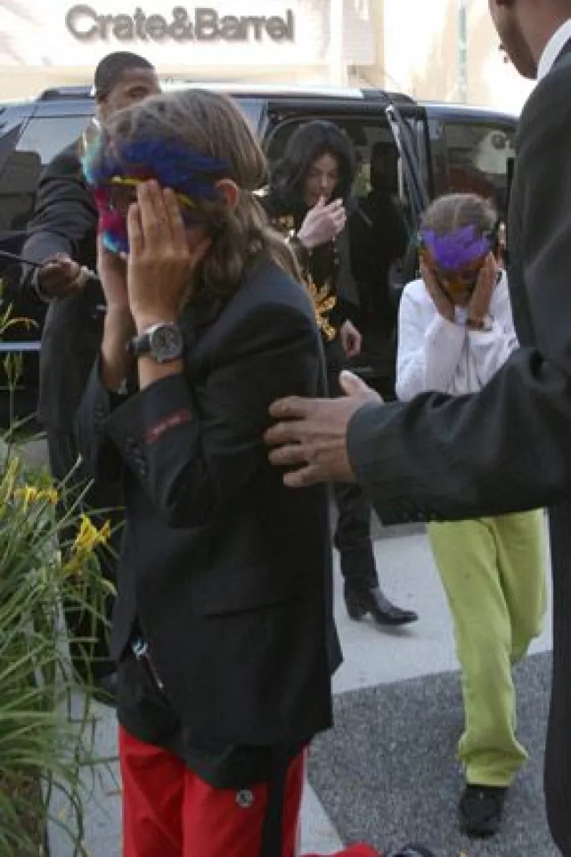 El Rey del Pop lució una sonrisa al ser captado por la lente de los fotógrafos, en lo que pareció ser una caminata familiar.