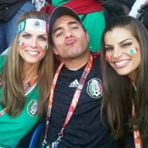 Monserrat Oliver, Omar Chaparro y Bárbara Coppel en el partido de México vs Uruguay.