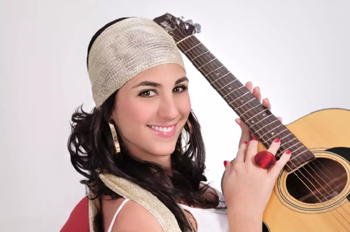 Comparte el nombre con su prima famosa: ambas son colombianas y cantan; sin embargo, la intérprete de Cosa buena ha trabajado para definir su propia identidad y hacerse un lugar en el mercado musical.