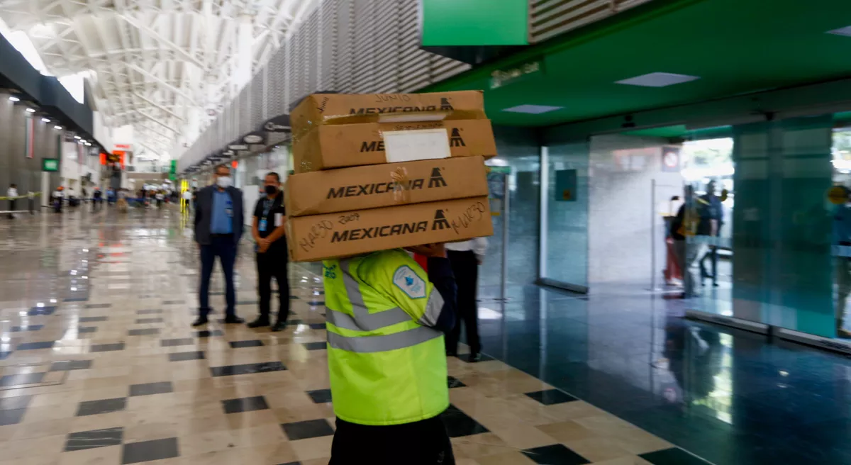 (Elementos de la Marina desalojaron el campamento de trabajadores de Mexicana en la Terminal 1 del Aeropuerto Internacional de la Ciudad de México)