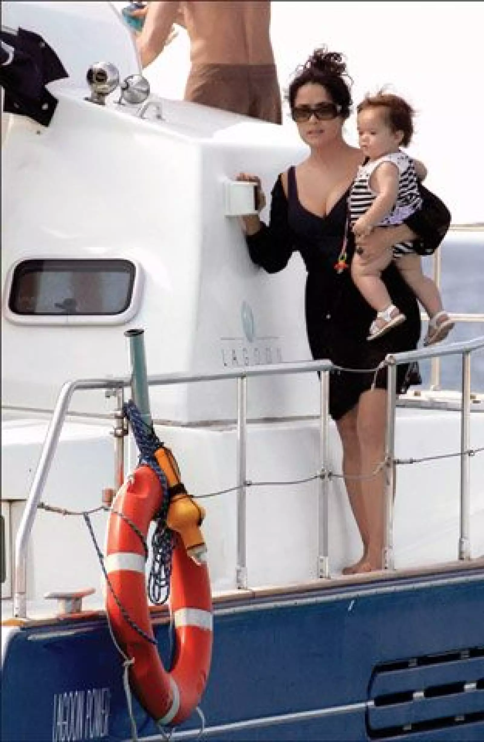 Ad hoc. Valentina, quien cumplió un año el 21 de septiembre navegó con traje de marinerita.