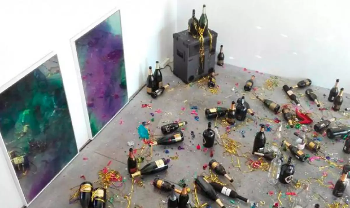 Una mujer encargada de la limpieza se confundió de sala y limpió una exhibición de arte.
