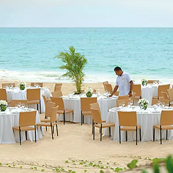 Mayakoba está conectado por varias lagunas que permiten a los huéspedes recorrer el complejo a bordo de barcas o a través de senderos.