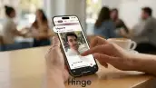 Manos de una mujer sostienen un celular, en la pantalla se ve la aplicación de citas Hinge, que muestra el perfil de un hombre llamado Miguel. 