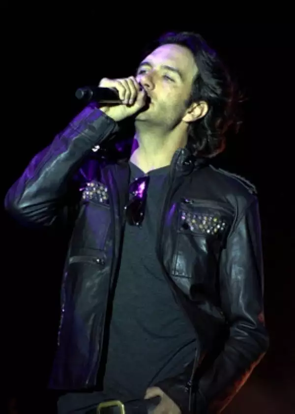 El cantante le dio la patadita de la buena suerte a su novia, quien regresó para conquistar al público mexicano con su álbum Viaje personal.