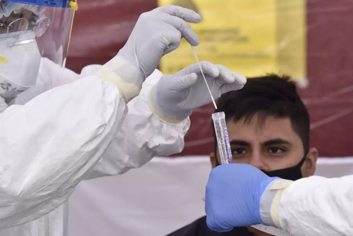 Vecinos de la colonia Pensil Sur asisten a realizarse la prueba PCR de Covid-19 en el quiosco de salud instalado en la explanada del deportivo José Maria Morelos y Pavón. La colonia Pensiles de la alcaldía Miguel Hidalgo regresó el pasado lunes a semáforo rojo por alto número de contagios por covid-19.