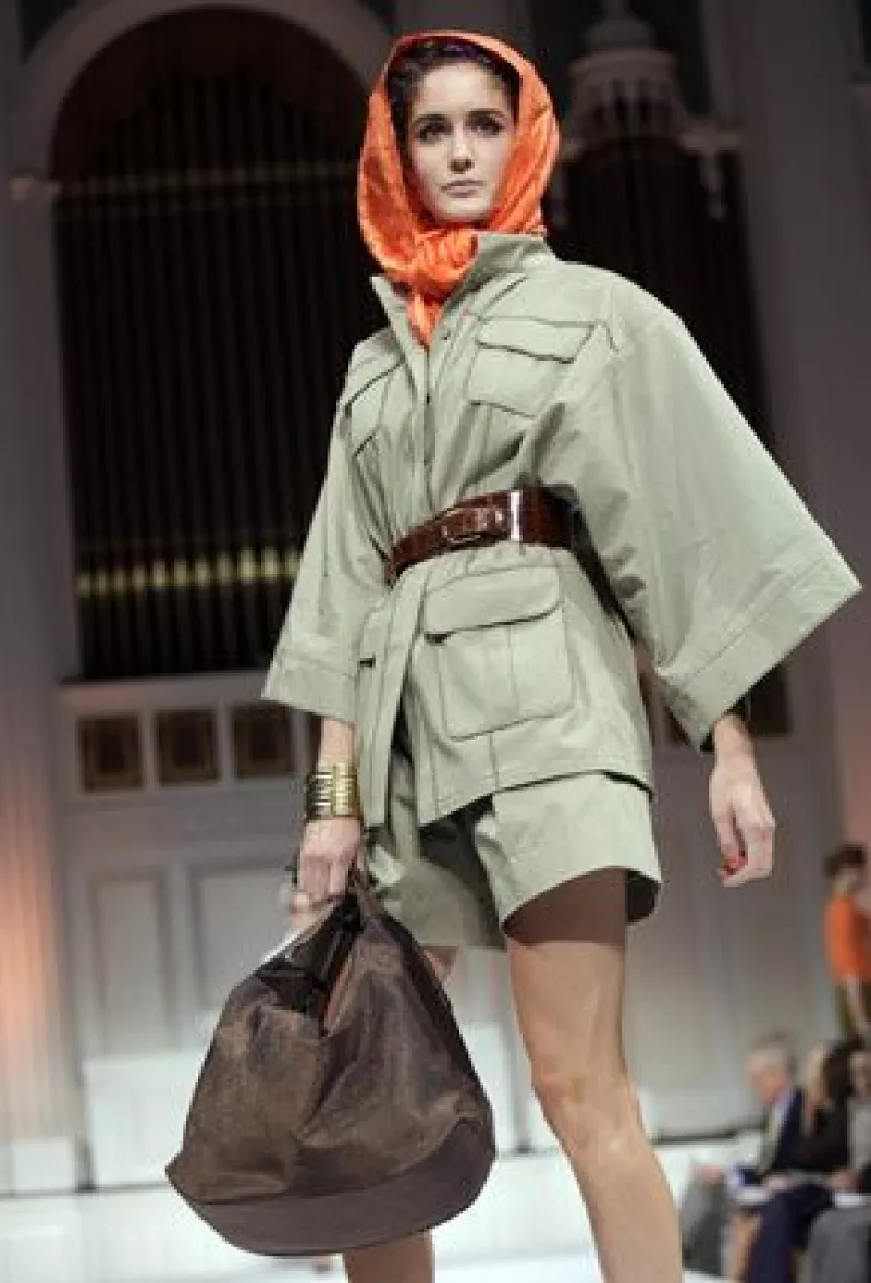 El diseñador pareció inspirarse en las tradiciones de Africa, Sudamérica, el sureste de Asia y otros lugares.