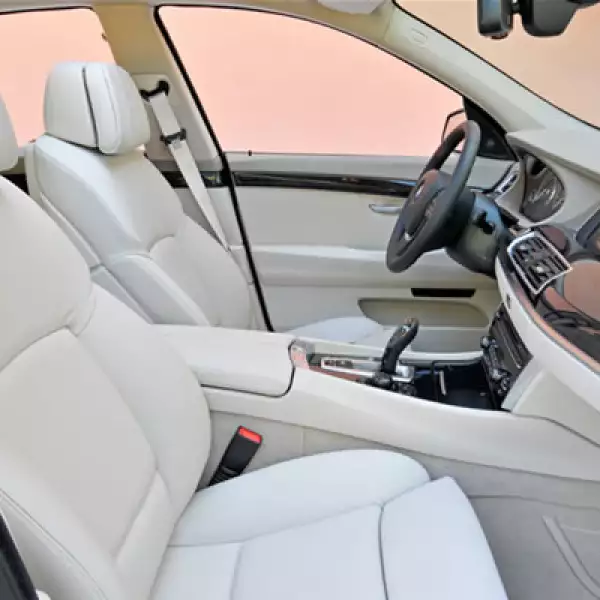 Adicionalmente se ofrecen un sistema de climatización con regulación en cuatro zonas, puerto USB y un disco duro de 80 GB para memorizar la colección de títulos musicales preferidos.