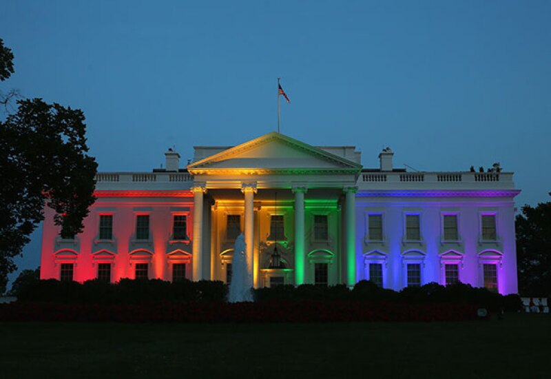 Tras la legalización de bodas gay en Estados Unidos, la Casa Blanca festejó iluminándose con los colores del arcoíris.