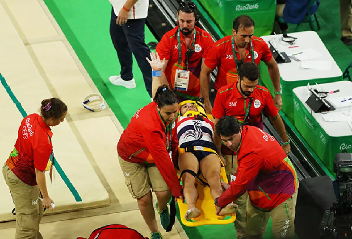 El deportista fue retirado por paramédicos quienes lo ayudaron en el momento del accidente.