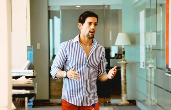 Javi Noble es interpretado por el actor Luis Gerardo Méndez para la película Nosotros los Nobles.