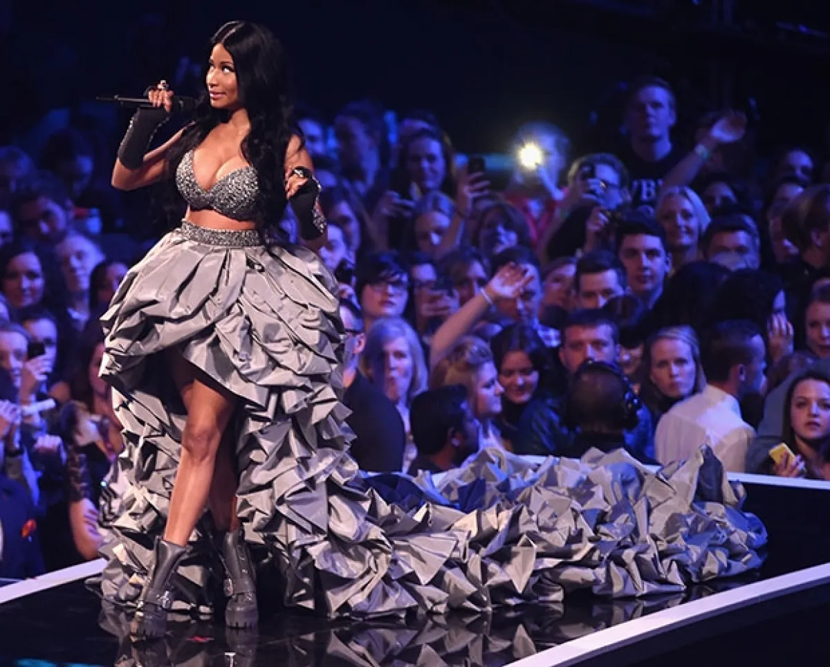 La cantante cambió varias veces de vestuario como sexy host de la entrega de premios.