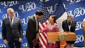 Zohran Mamdani, alcalde de Nueva York, le da la mano a Clara Brugada, jefa de Gobierno de la Ciudad de México.  