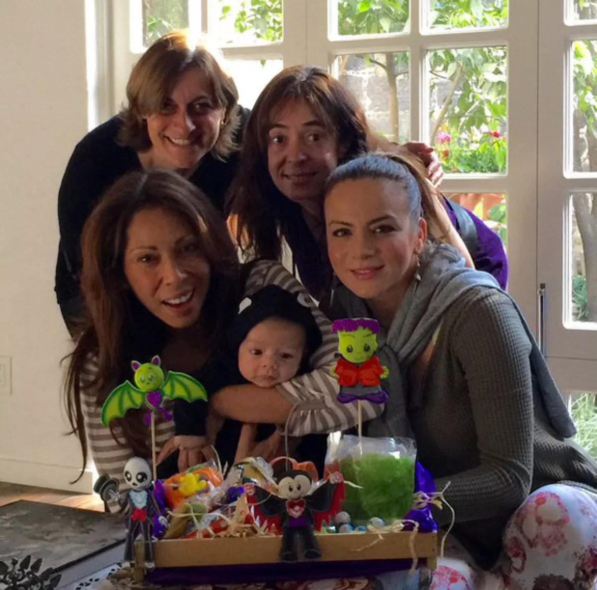 León es el primer hijo que Silvia tiene, y es fruto de su relación con Gerardo Casanova, vicepresidente de ESPN Latinoamérica.