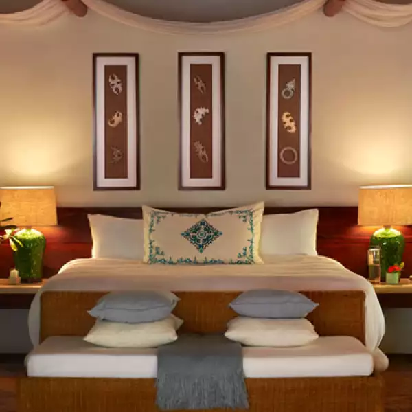 Los turistas reciben una bendición Maya, realizada por el chamán del hotel, que libera de preocupaciones e inquietudes, para que puedan entrar relajados al resort.