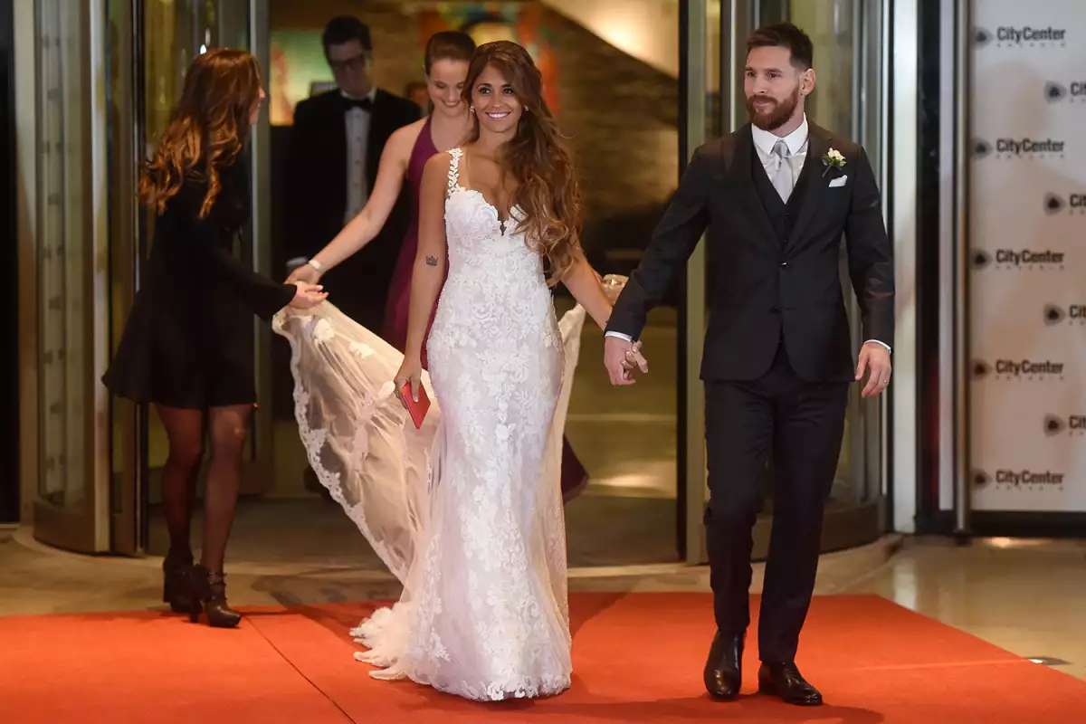 Para su boda con Lionel Messi, Antonella Roccuzzo eligió un diseño Rosa Clará.