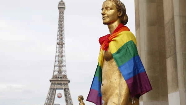 Una bandera con los colores del arcoíris fue atada en una de las esculturas del Tribunal de los Derechos Humanos en París.