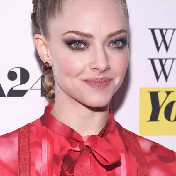 El contraste de piel blanca con smokey eyes es una de las cosas que nos encanta de Amanda Seyfried. Sabe cómo lucir esos ojazos con sobras súper oscuras.
