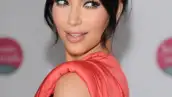 Kim Kardashian recomendó a una de sus seguidoras en Twitter no cambiar su físico para satisfacer a nadie. Se sabe que su mayor complejo está en su nariz, aunque ha dicidido no alterarla.
