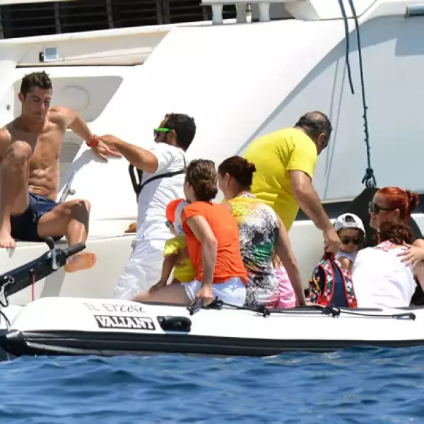 La pareja no viajó sola, también decidieron invitar a un grupo de amigos con los que pasaron ratos agradables en el mar.