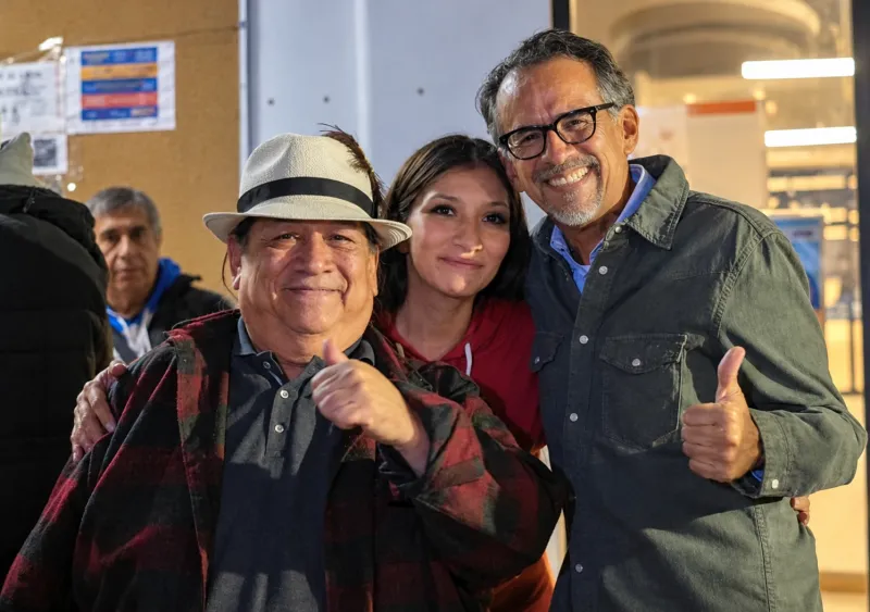 Mario García Puga, promotor cultural de Tepito, junto a Javier Hidalgo, secretario del Deporte de la CDMX y una mujer.