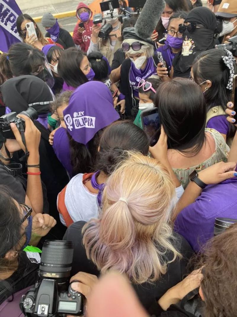 Mujeres festejan afuera de San Lázaro tras aprobación de la Ley Olimpia a nivel federal. 