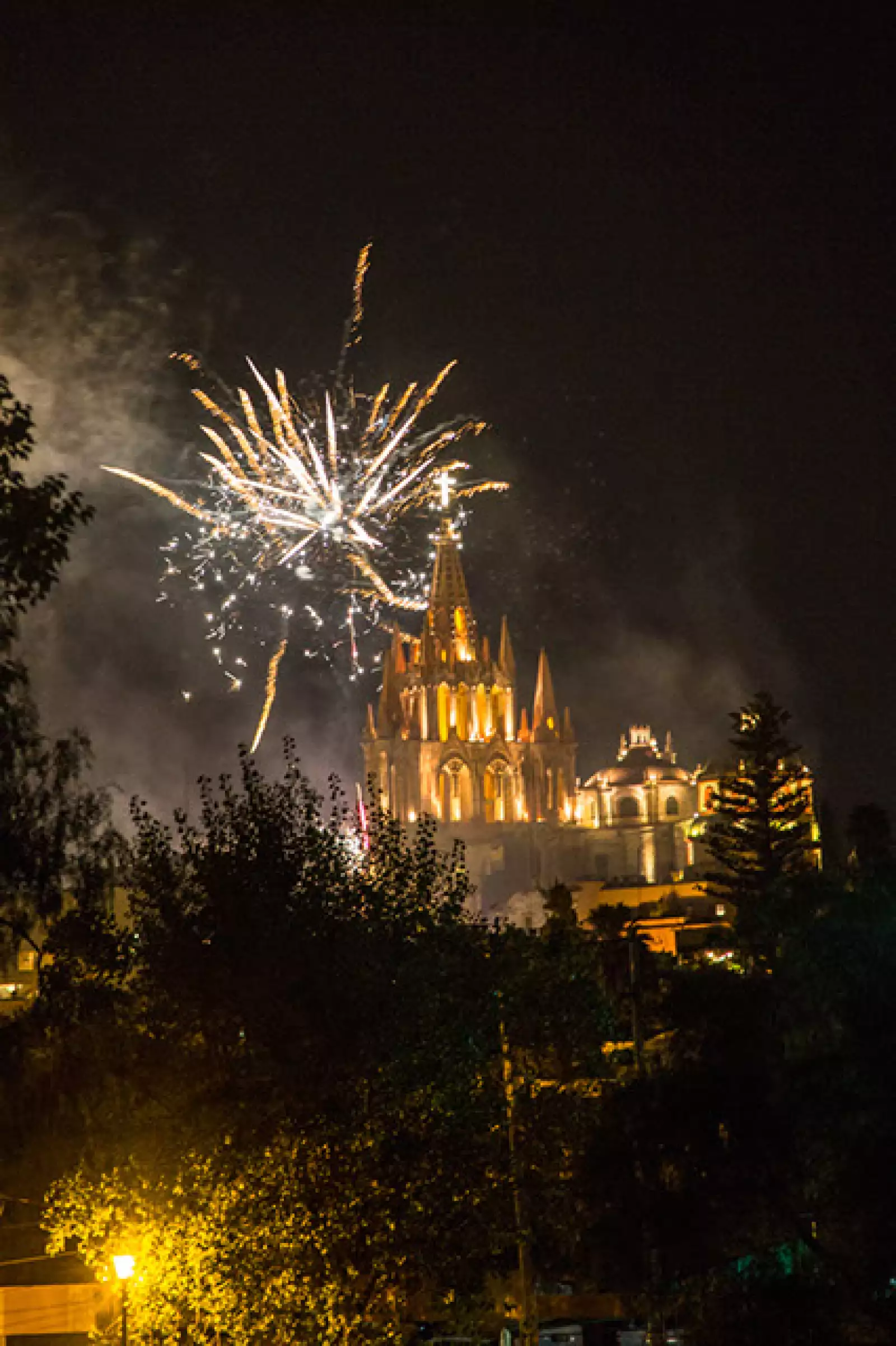 Fuegos artificiales iluminan la mágica ciudad