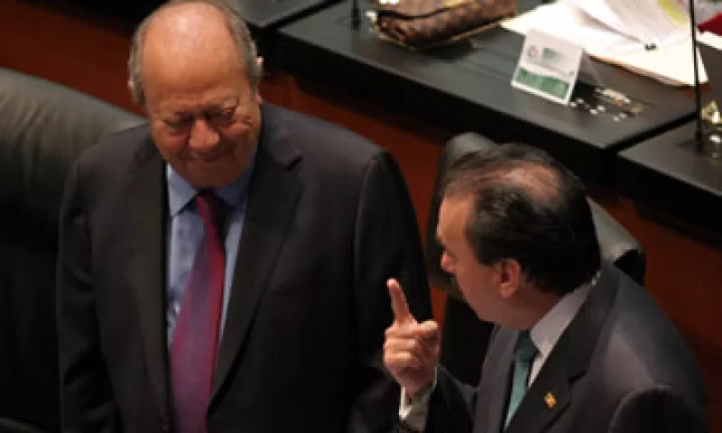 Este martes acudió al Senado el dirigente del sindicato de Pemex, Carlos Romero Deschamps (i), luego de que ayer se ausentara de la votación en comisiones. (Foto: Cuartoscuro)