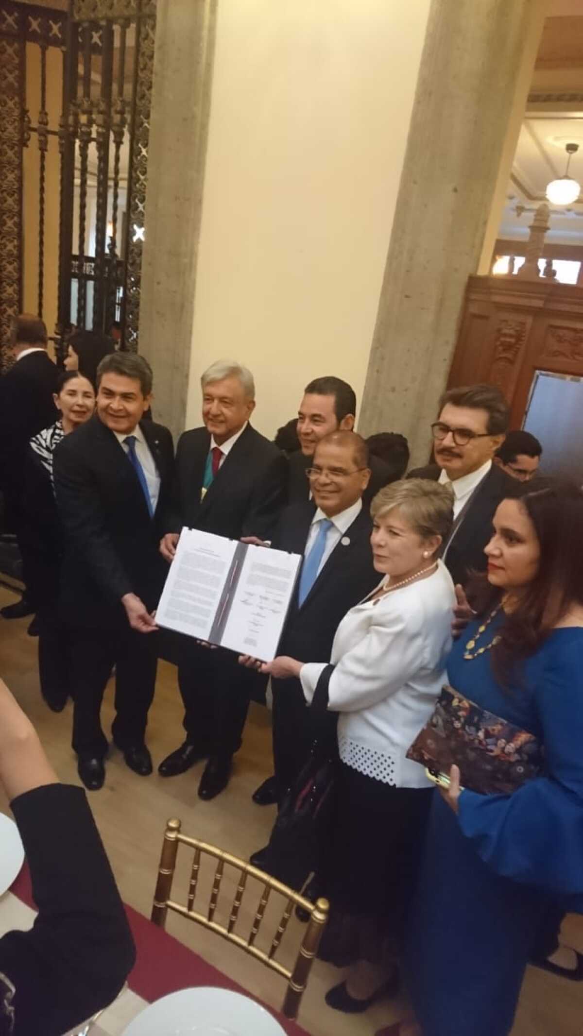 En la comida por investidura de AMLO, México firma plan migratorio para el sur