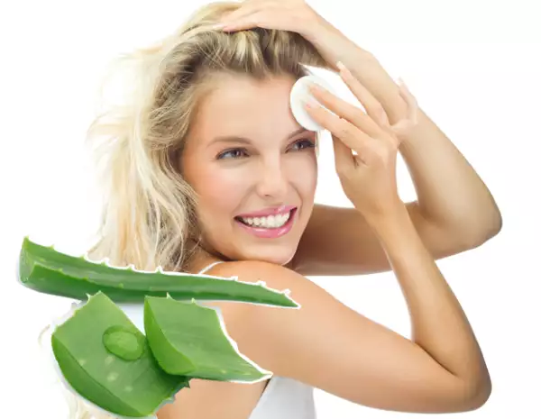 Usa aloe vera en gel para desmaquillarte de manera rápida y natural.