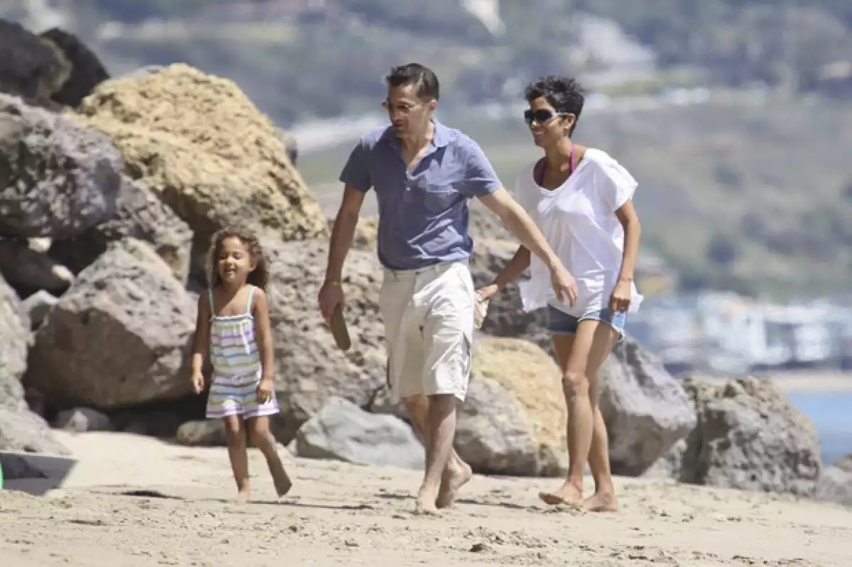 Así fueron captados Nahla, Olivier y Halle hace un año en las playas de Malibú.
