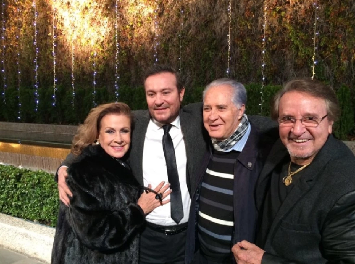 Con una misa en la plaza de las estrellas de Televisa San Ángel, familia y amigos se despidieron de Roberto Gómez Bolaños ayer por la tarde. Carlos Villagrán 'Kiko' sorprendió con su llegada.
