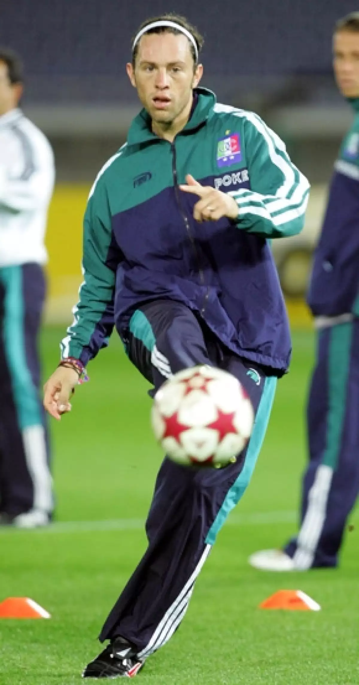 Inició su carrera en el Torneo Verano 2000, con Rayados de Monterrey, equipo con el que debutó el 6 de febrero ante Morelia.