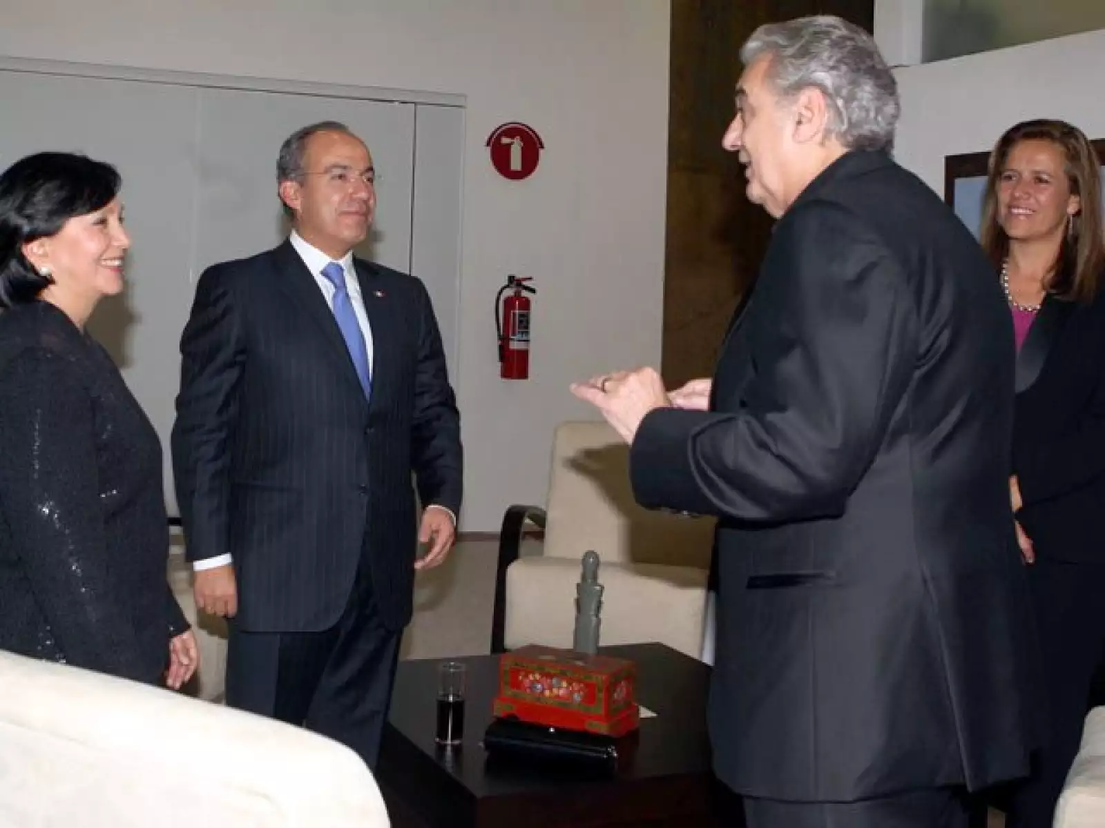 El presidente Felipe Calderón, acompañado de su esposa Margarita Zavala, y de la Gobernadora de Zacatecas; Amalia García, dialogaron con el tenor Plácido Domingo, momentos antes de su presentación.