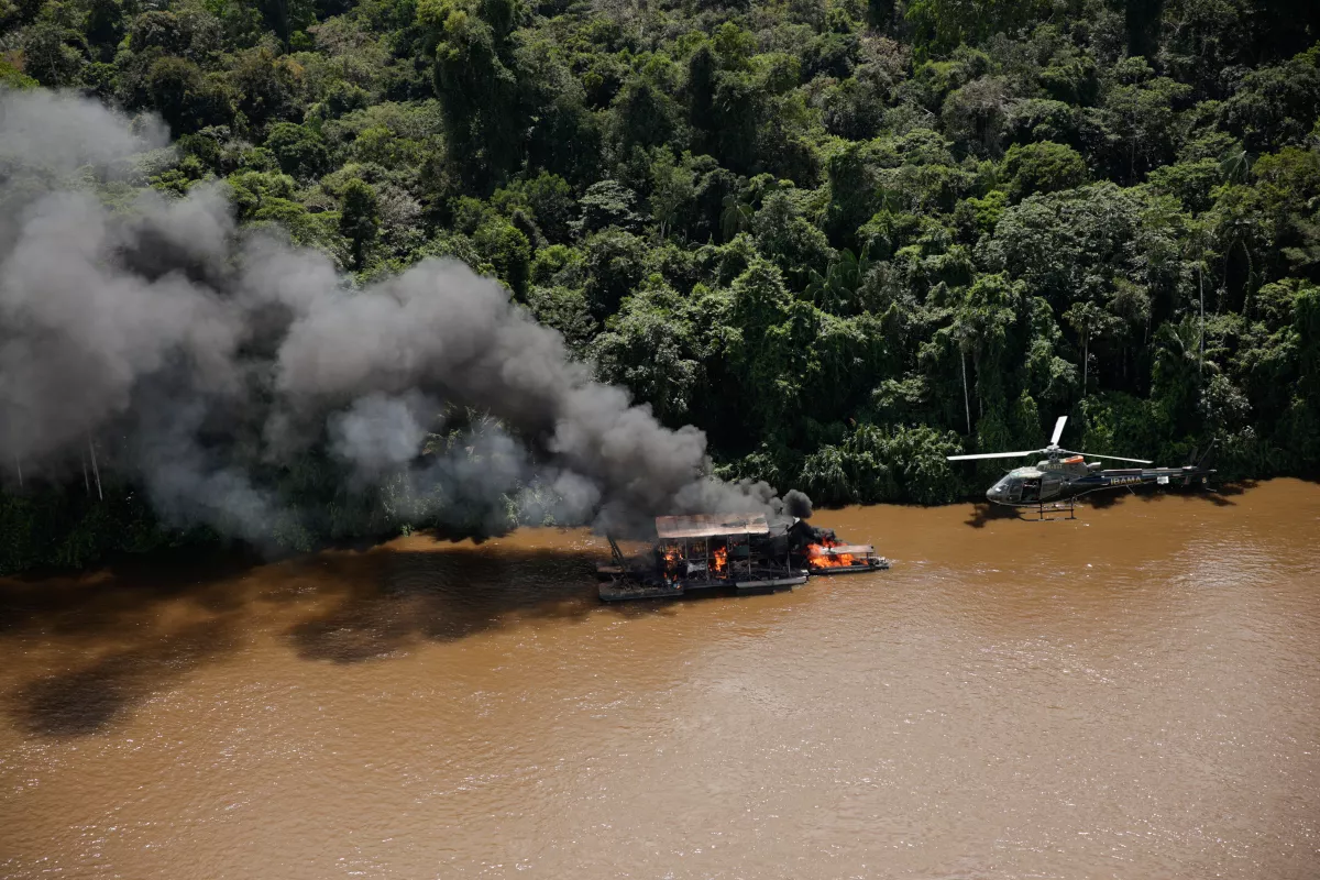 Una draga minera ilegal es vista después de ser destruida durante una operación de la Policía Federal en el río Japura, cerca de la Tierra Indígena Vale do Javari, estado de Amazonas, Brasil, 19 de junio de 2024.