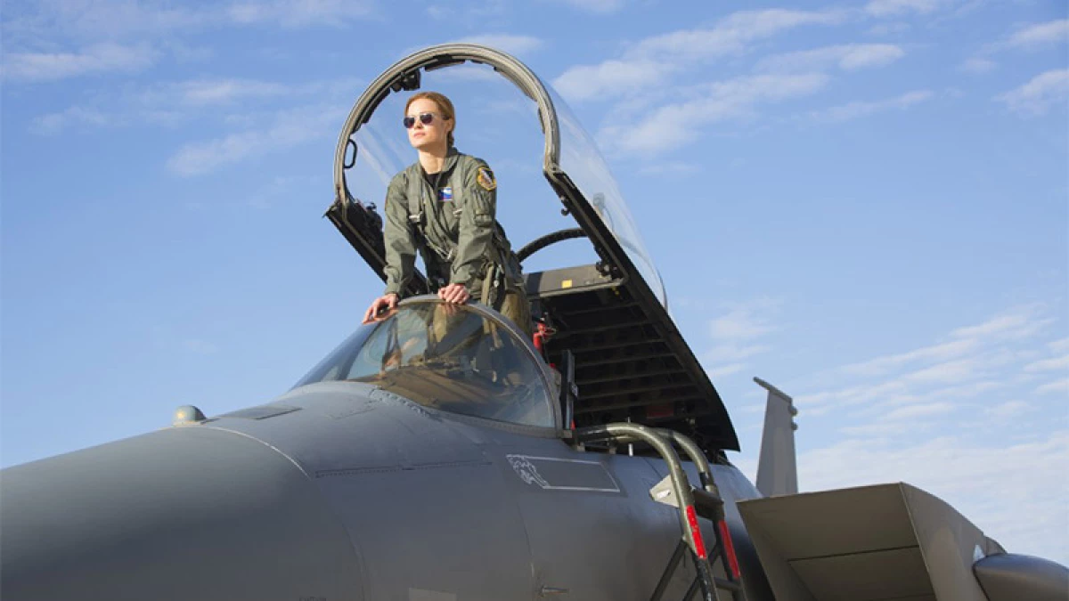 Brie Larson, piloto