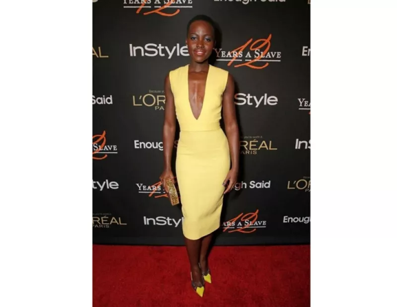 La “it girl” del momento está en todos lados y por lo mismo, tiene que usar diferentes looks. En uno de los estrenos de “12 Years a Slave” portó un vestido VS, hecho que emocionó a la ex cantante.