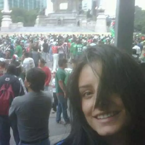 Aislinn Derbez se fue al Ángel a celebrar.