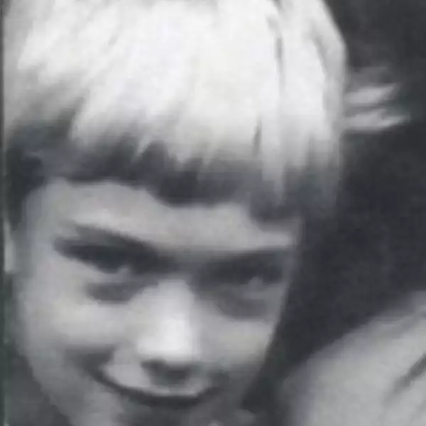 1980 (8 AÑOS).  David Jude Law nació el 29 de diciembre de 1972 en Londres, Inglaterra. Es hijo de Peter Law y Maggie Law, propietarios de una compañía teatral; tiene una hermana mayor, llamada Natasha, dedicada a la fotografía.