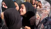 Mujeres lloran durante el funeral de las víctimas asesinadas el día anterior por el bombardeo israelí en el Complejo Médico Nasser en Khan Yunis, en el sur de la Franja de Gaza, el 20 de julio de 2025