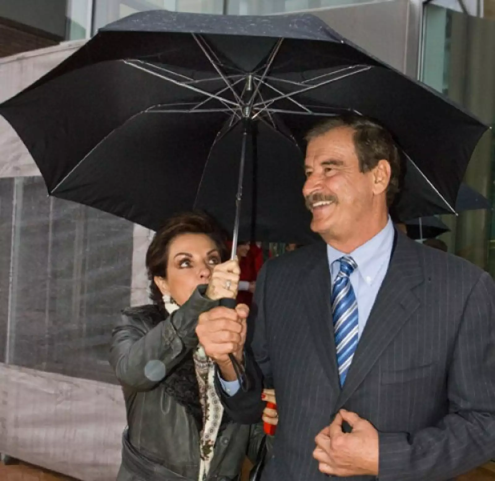 Los esposos comparten paraguas durante una visita al campus de la Universidad Gallup, en Omaha, en noviembre de 2008.