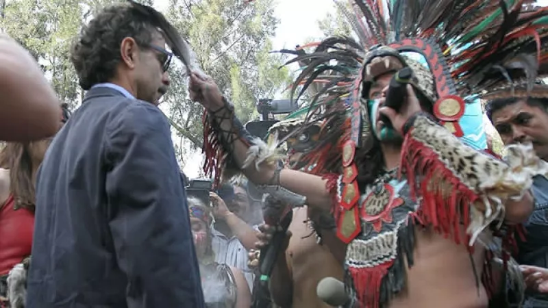 Gabriel Quadri visitó Xochimilco, ahí representantes de la cultura mexica le dieron un baston de mando