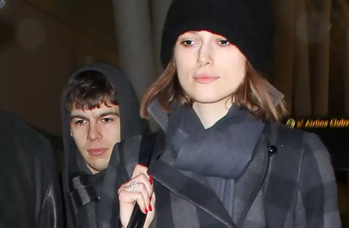 La actriz británica fue captada portando el sencillo pero elegante anillo de compromiso que le dio el músico James Righton, mientras ambos paseaban en Londres.