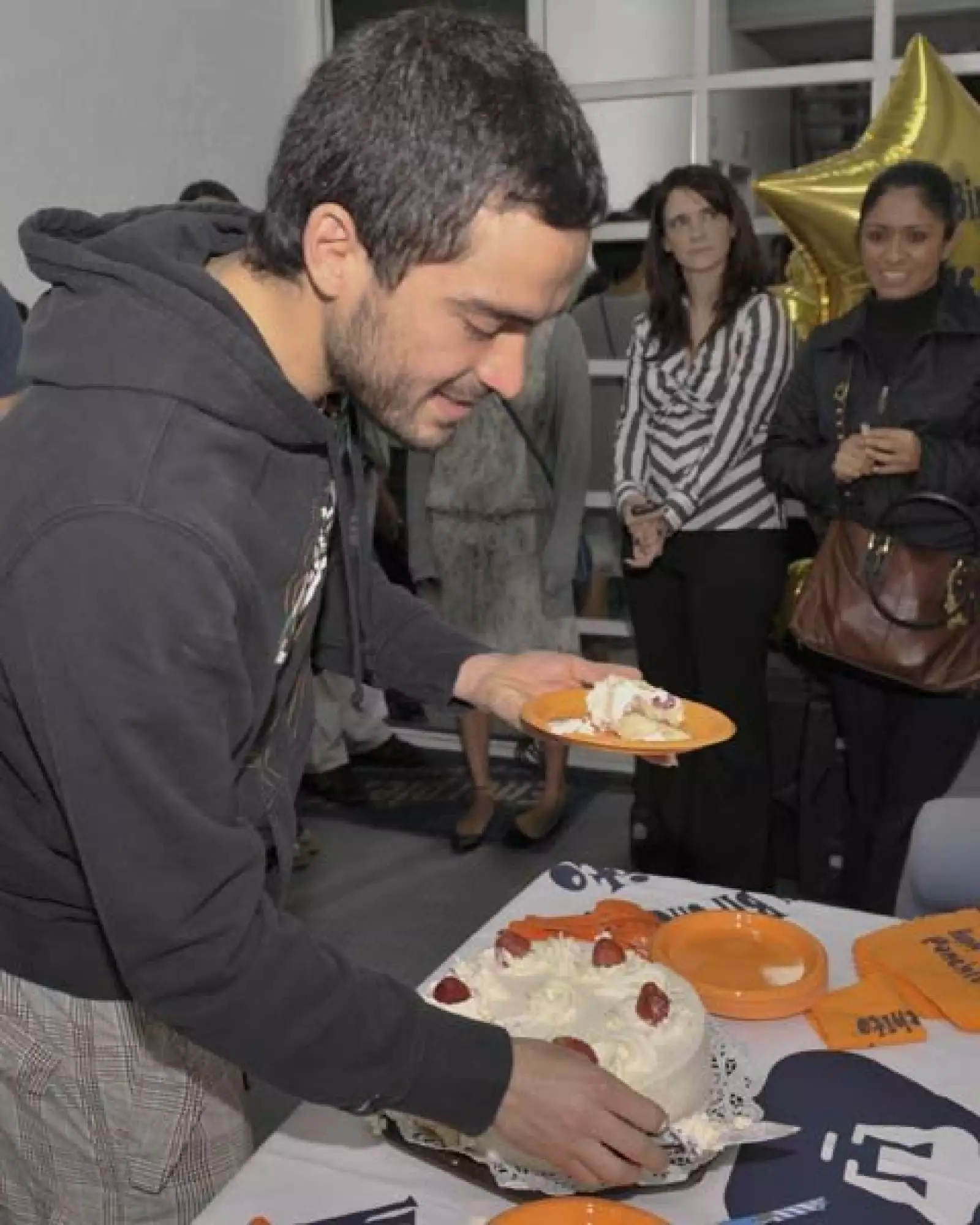 El actor repartió pastel a sus amigos.