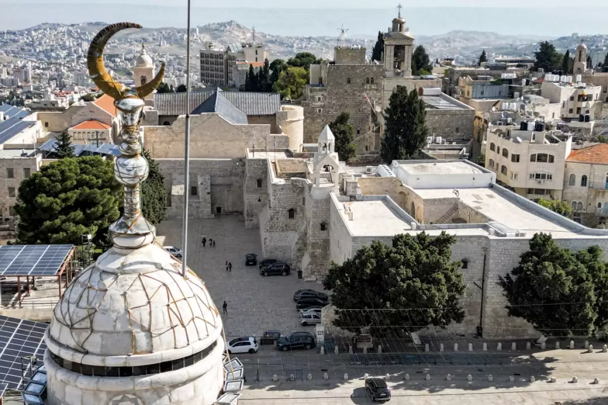 Una vista aérea muestra el minarete de una mezquita y la plaza vacía fuera de la Iglesia de la Natividad en la ciudad bíblica de Belén, el 20 de diciembre de 2023, antes de Navidad en medio de las batallas en curso entre Israel y el grupo militante palestino Hamas en la Franja de Gaza.