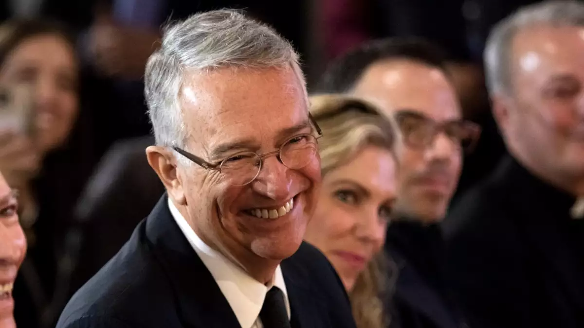 Ricardo Salinas tiene adeudos con el SAT.