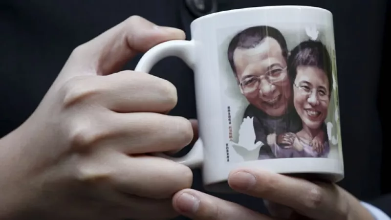 taza con rostro del premio nobel de la paz