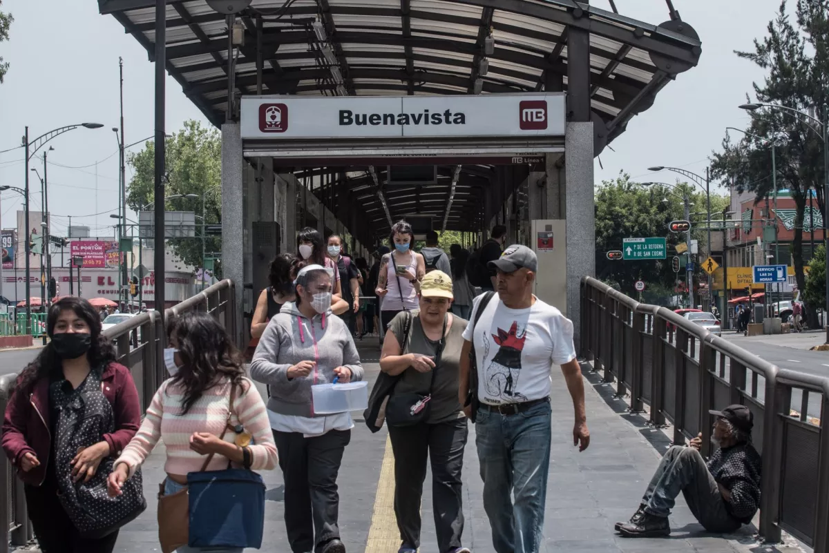 Como parte de las medidas para evitar la propagación del coronavirus (covid-19), algunas estaciones del Metro y Metrobús continuarán cerradas. La estación Buenavista está marcada como estación que dejaría de brindar servicio, sin embargo, este viernes continúa operando.