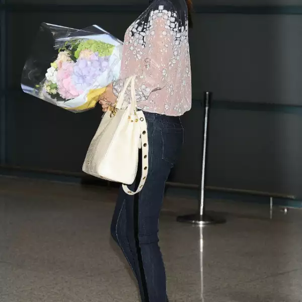 Miranda fue recibida en Corea del Sur con un ramo de flores.